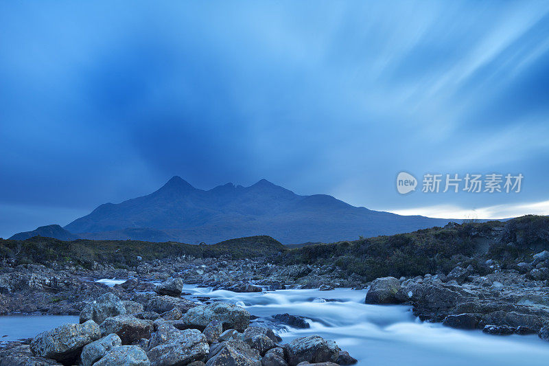 Sligachan桥和Cuillins, Skye岛的黄昏